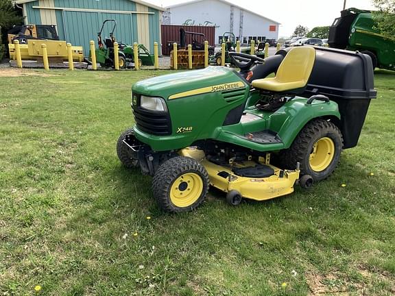 Image of John Deere X748 equipment image 4