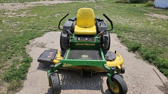 2009 John Deere Z445 Equipment Image0