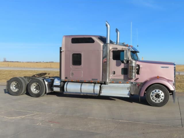 Image of Kenworth W900L equipment image 4