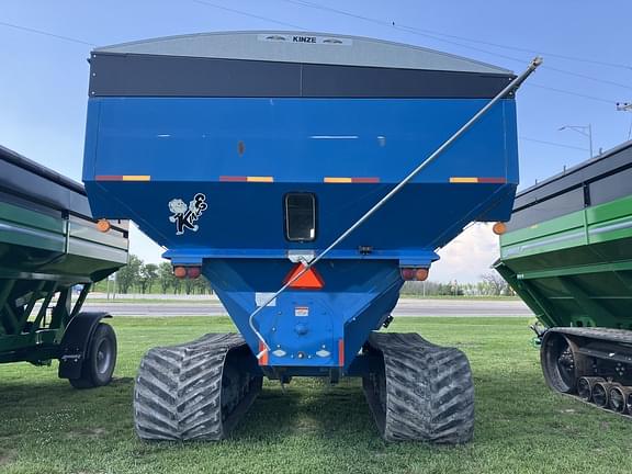 Image of Kinze 1050 equipment image 2