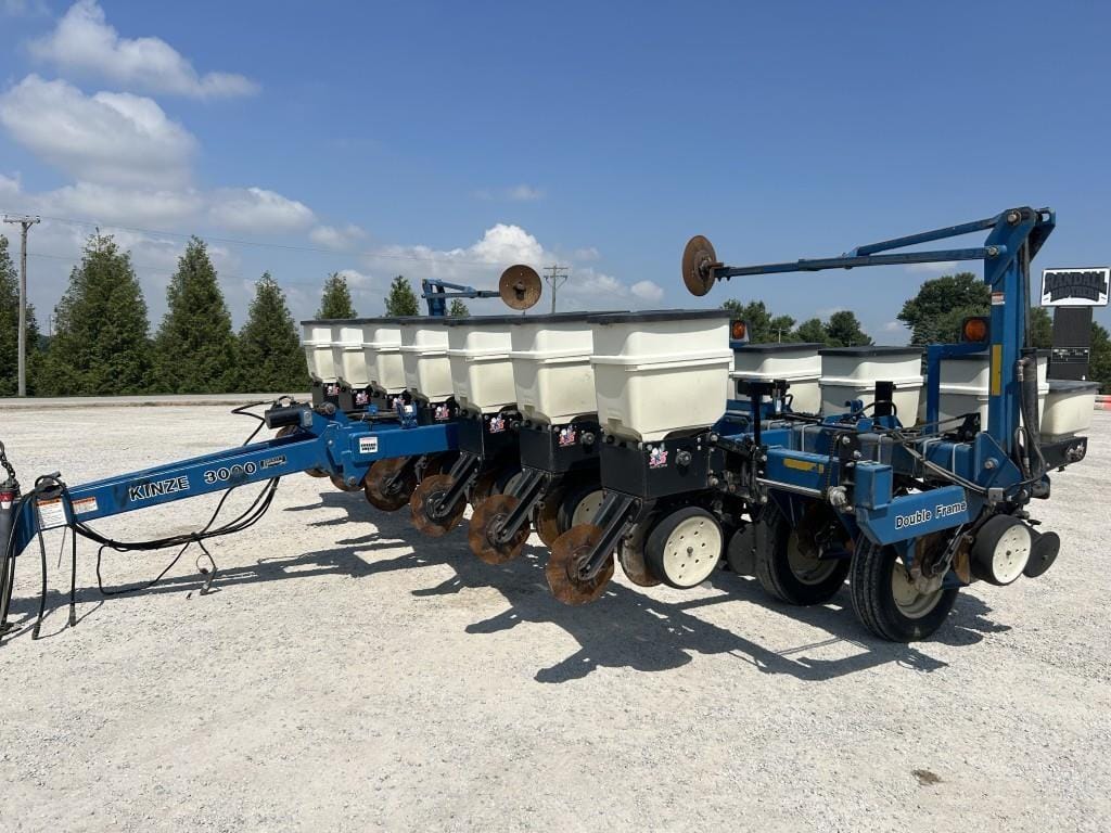 2009 Kinze 3000 Equipment Image0