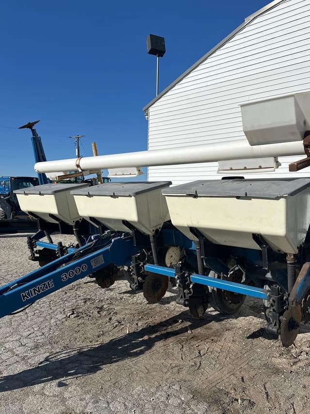 Image of Kinze 3000 equipment image 2