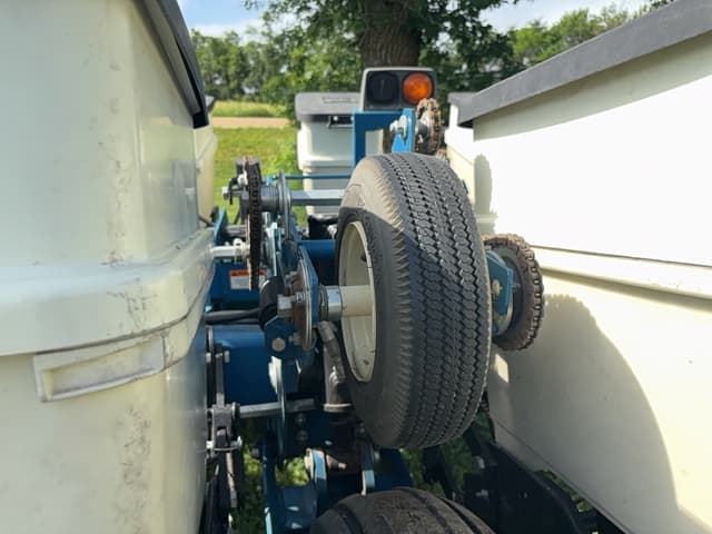 Image of Kinze 3200 equipment image 4