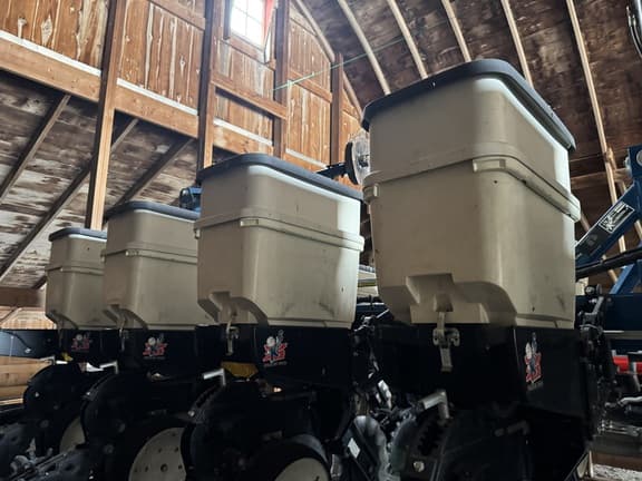 Image of Kinze 3500 equipment image 2