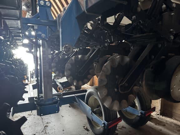 Image of Kinze 3500 equipment image 3