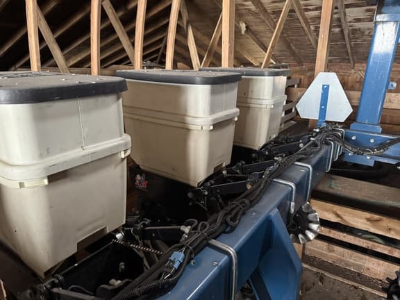 Image of Kinze 3500 equipment image 4