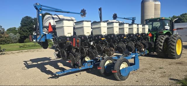 Image of Kinze 3500 equipment image 2