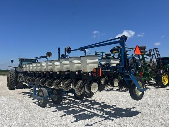 Image of Kinze 3600 equipment image 2