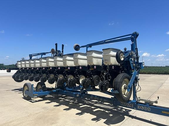 Image of Kinze 3600 equipment image 1
