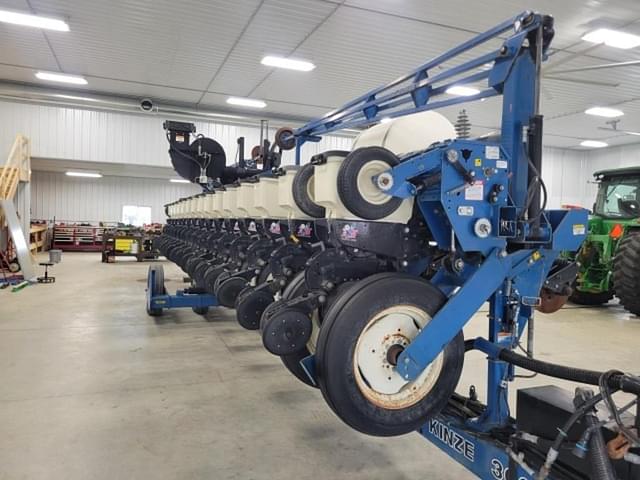 Image of Kinze 3600 equipment image 4