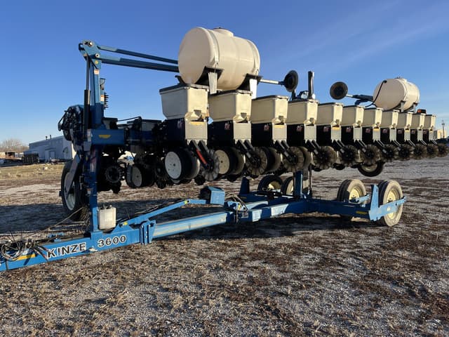 Image of Kinze 3600 equipment image 1