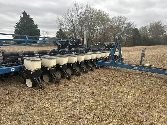 Image of Kinze 3600 equipment image 3