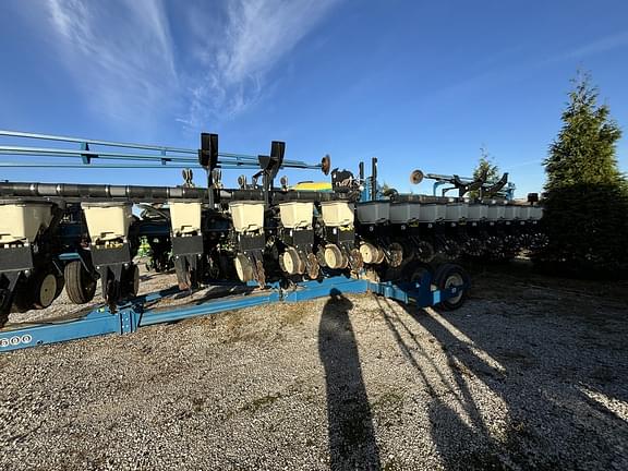 Image of Kinze 3600 equipment image 2