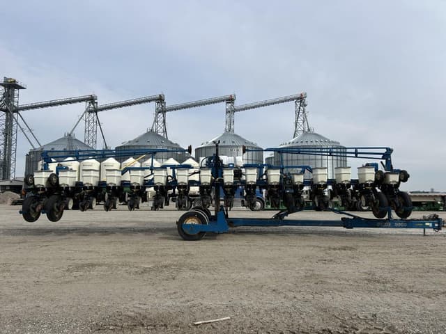 Image of Kinze 3600 equipment image 3
