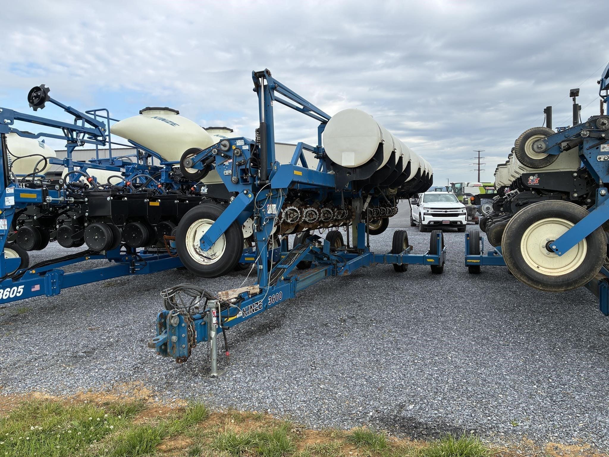2009 Kinze 3600 Equipment Image0