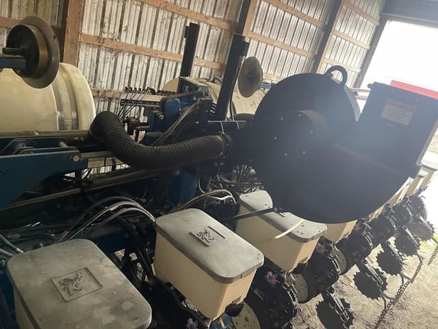 Image of Kinze 3600 equipment image 3