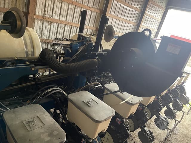Image of Kinze 3600 equipment image 3