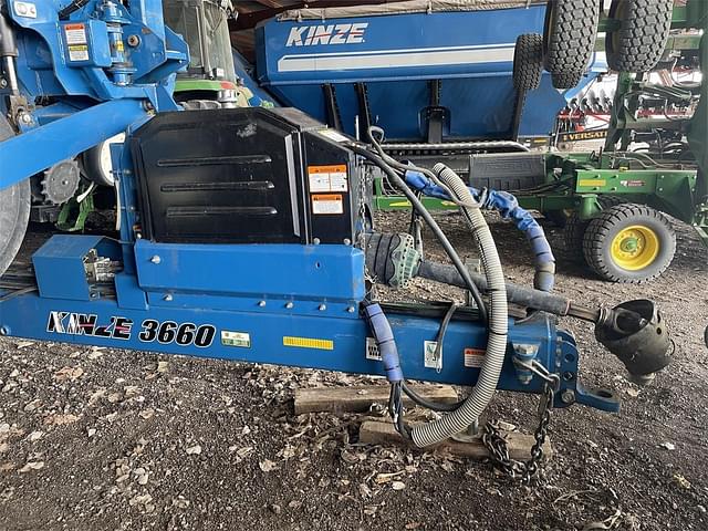 Image of Kinze 3600 equipment image 2