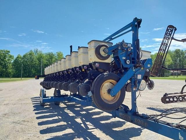 Image of Kinze 3600 equipment image 2