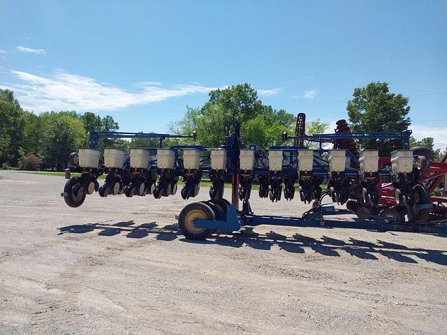 Image of Kinze 3600 equipment image 3