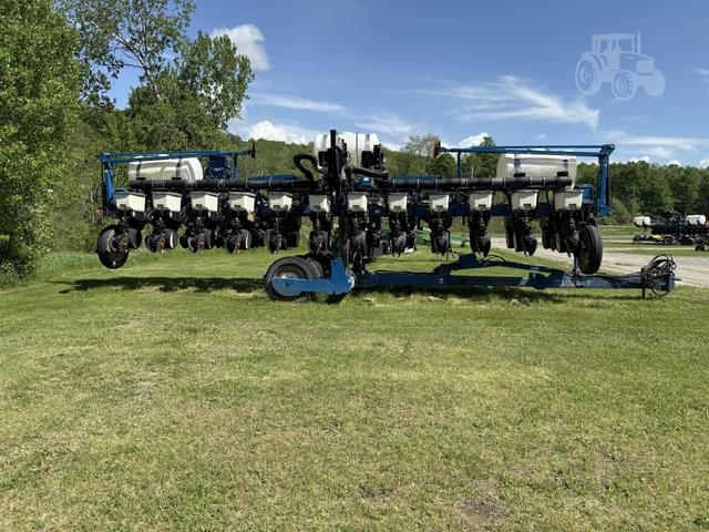 Image of Kinze 3600 equipment image 3