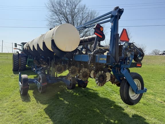 Image of Kinze 3600 equipment image 3