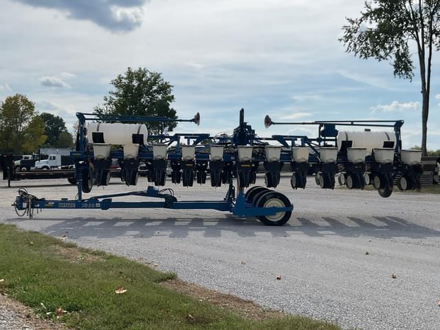 Image of Kinze 3600 equipment image 2