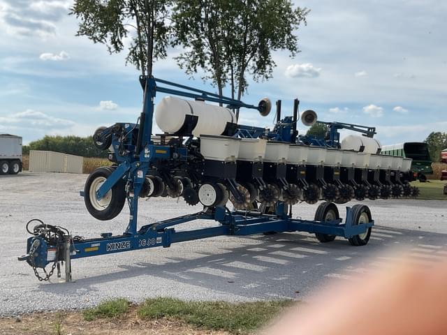 Image of Kinze 3600 equipment image 1