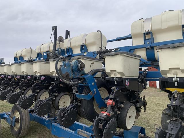 Image of Kinze 3650 equipment image 2