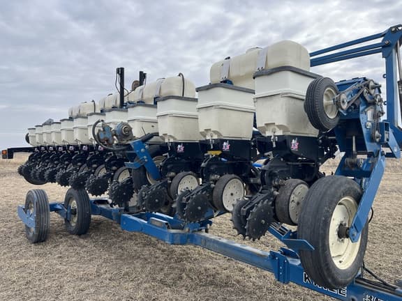 Image of Kinze 3650 equipment image 2