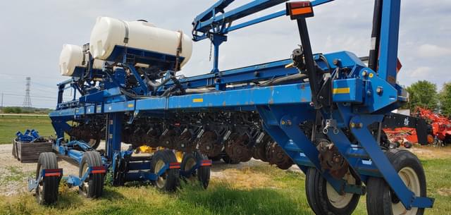 Image of Kinze 3660 equipment image 4
