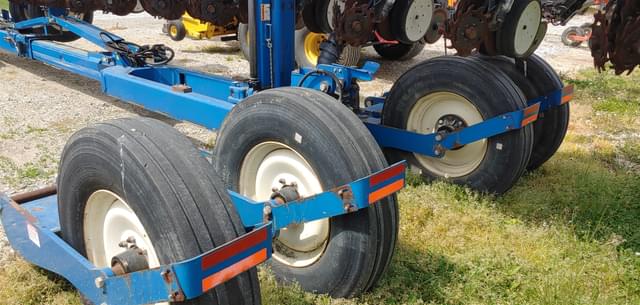 Image of Kinze 3660 equipment image 2