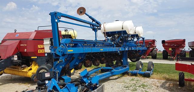 Image of Kinze 3660 equipment image 2