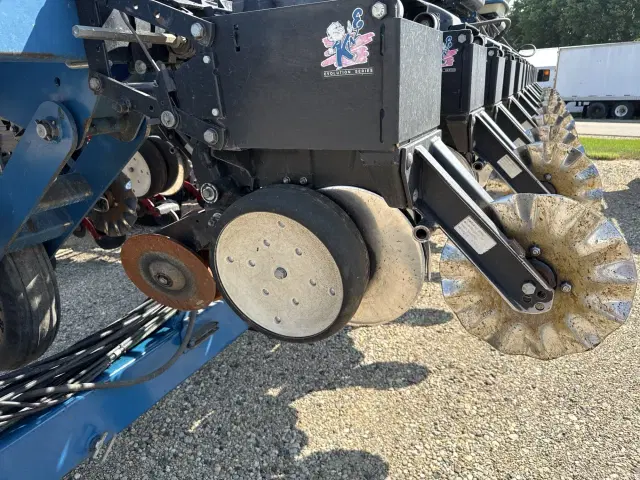Image of Kinze 3660 equipment image 2
