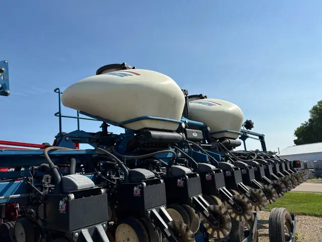 Image of Kinze 3660 equipment image 3