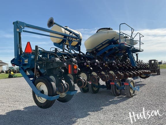 Image of Kinze 3660 equipment image 2