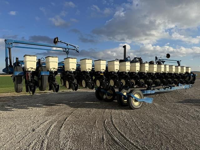 Image of Kinze 3660 equipment image 2