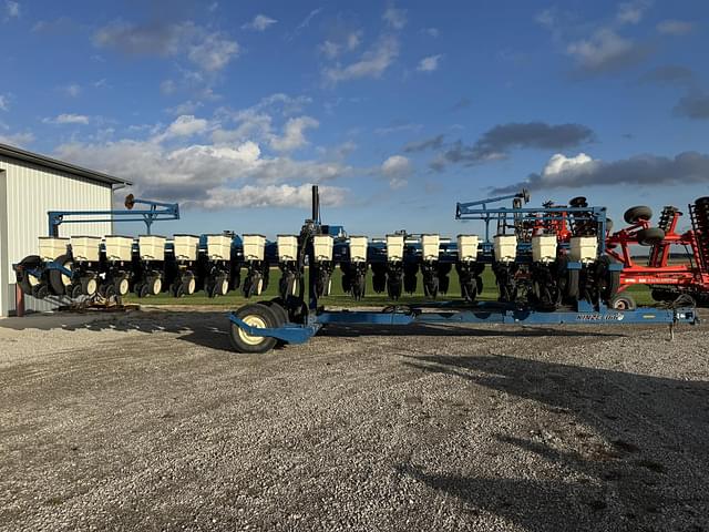 Image of Kinze 3660 equipment image 1