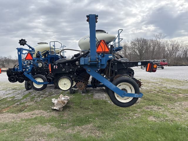 Image of Kinze 3660 equipment image 3