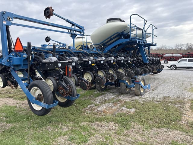 Image of Kinze 3660 equipment image 2