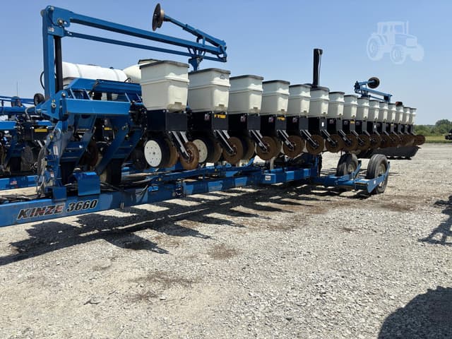 Image of Kinze 3660 equipment image 2
