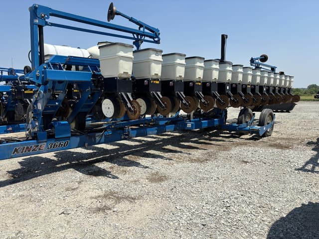 Image of Kinze 3660 equipment image 2