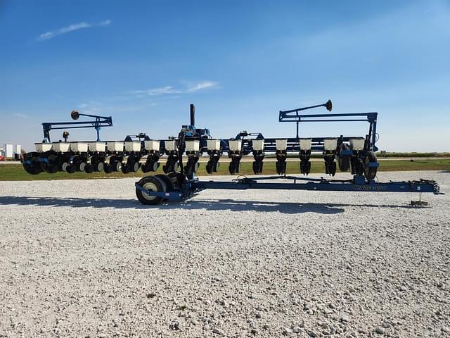 Image of Kinze 3660 equipment image 2