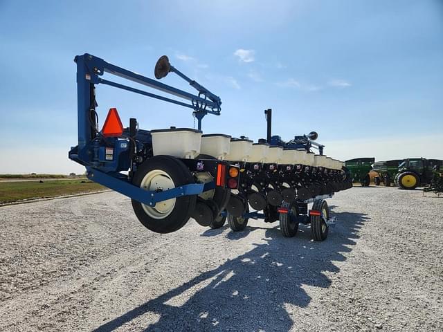 Image of Kinze 3660 equipment image 3