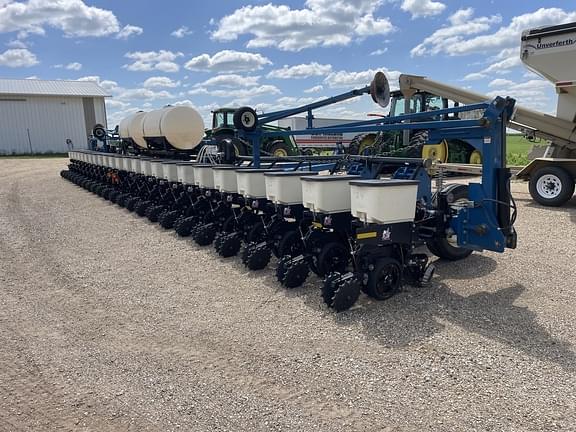 Image of Kinze 3700 equipment image 1