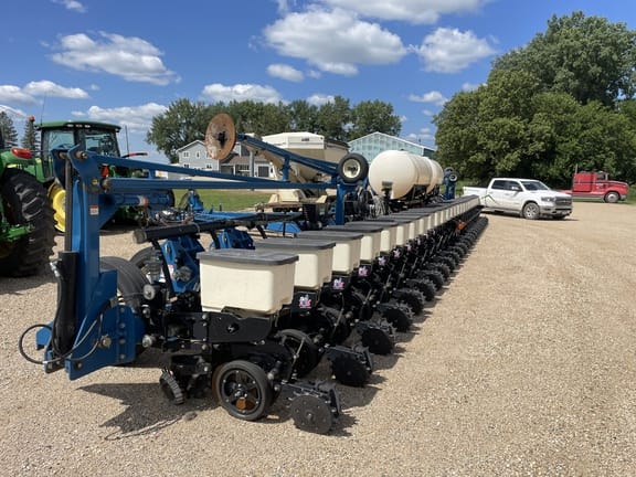 2009 Kinze 3700 Equipment Image0