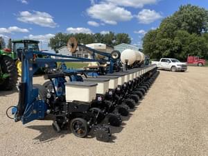 2009 Kinze 3700 Image