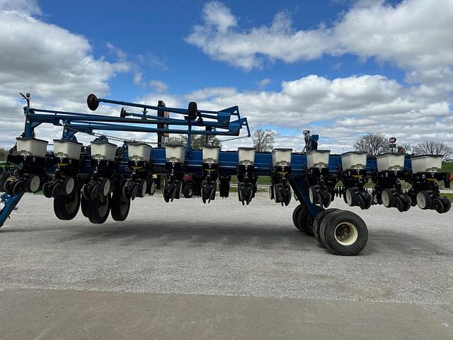 Image of Kinze 3700 equipment image 1