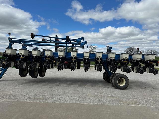 Image of Kinze 3700 equipment image 1