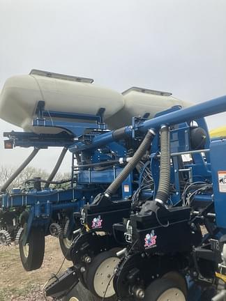 Image of Kinze 3800 equipment image 3